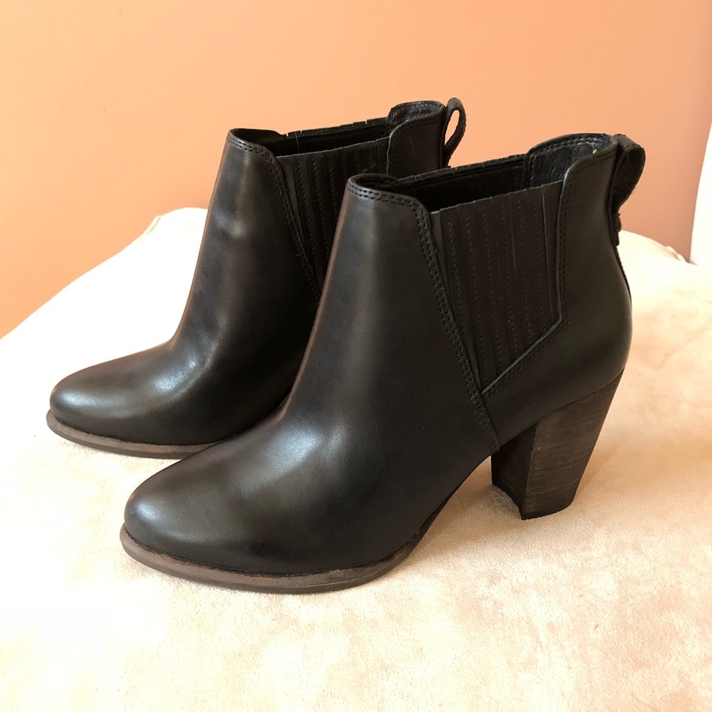 ❌ SOLD ❌ NIB UGG Poppy Ankle Boots